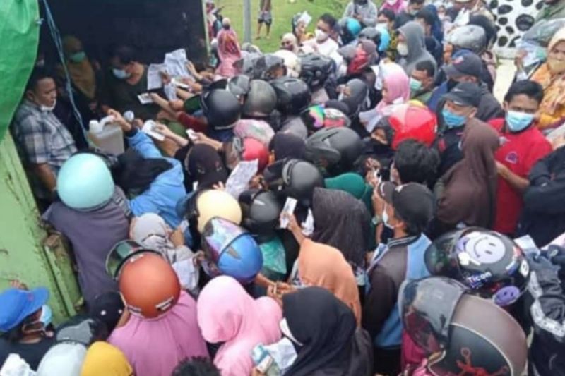 Warga Mamuju berdesakan membeli minyak goreng murah