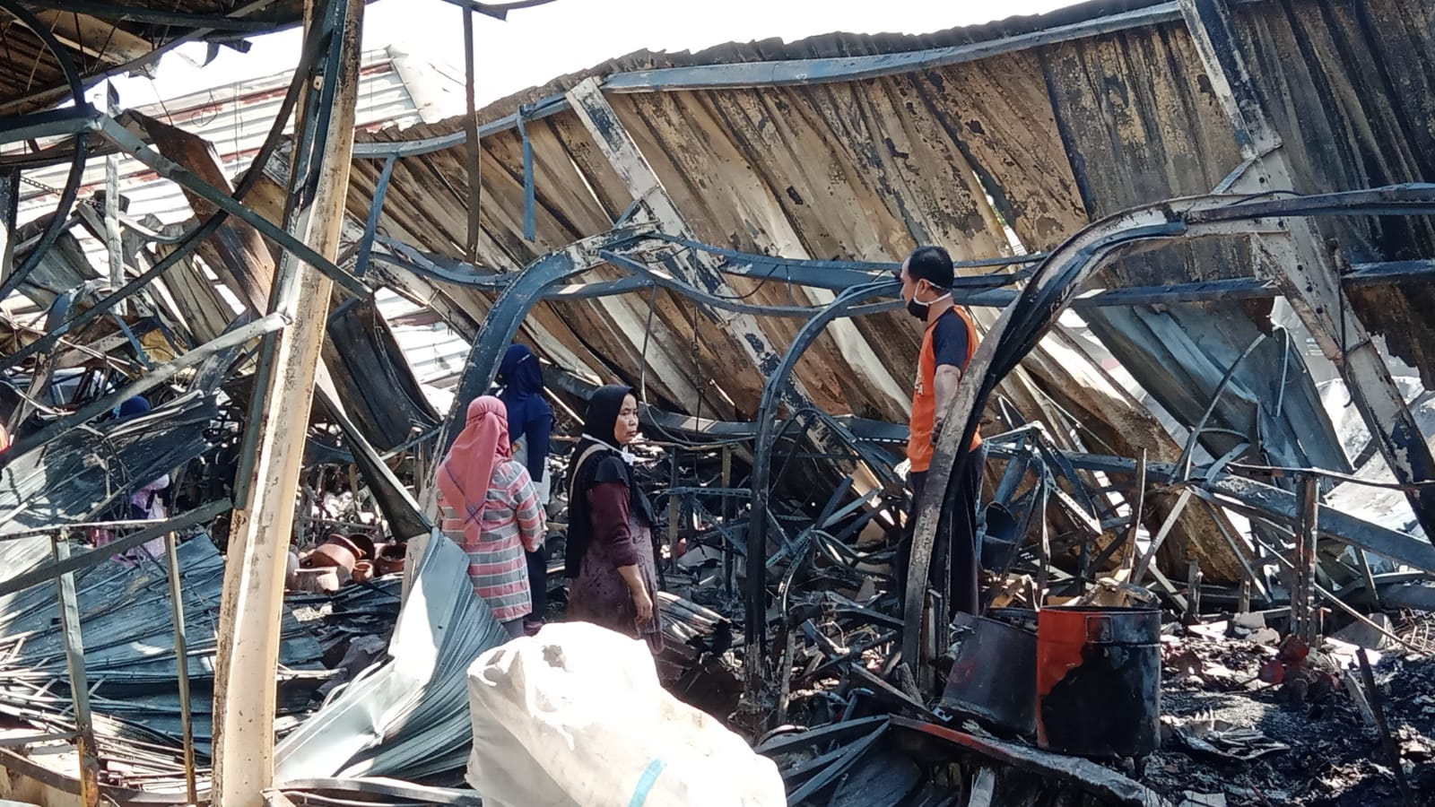 512 kios di Relokasi Pasar Johar ludes terbakar, ribuan pedagang shock 512 kios di Relokasi Pasar Johar ludes terbakar, ribuan pedagang shock