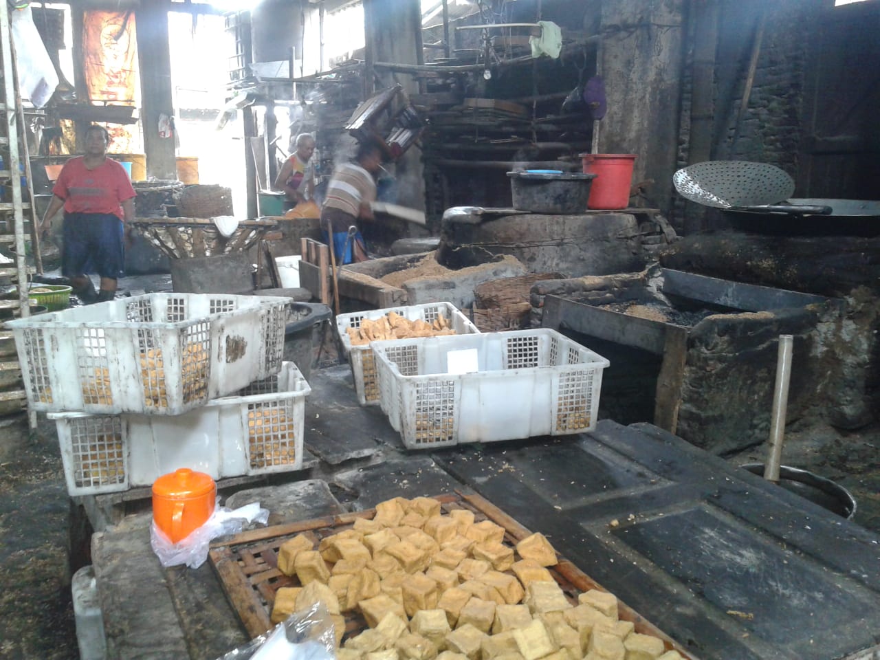 Perajin tahu tempe berskala kecil gulung tikar Perajin tahu tempe berskala kecil gulung tikar