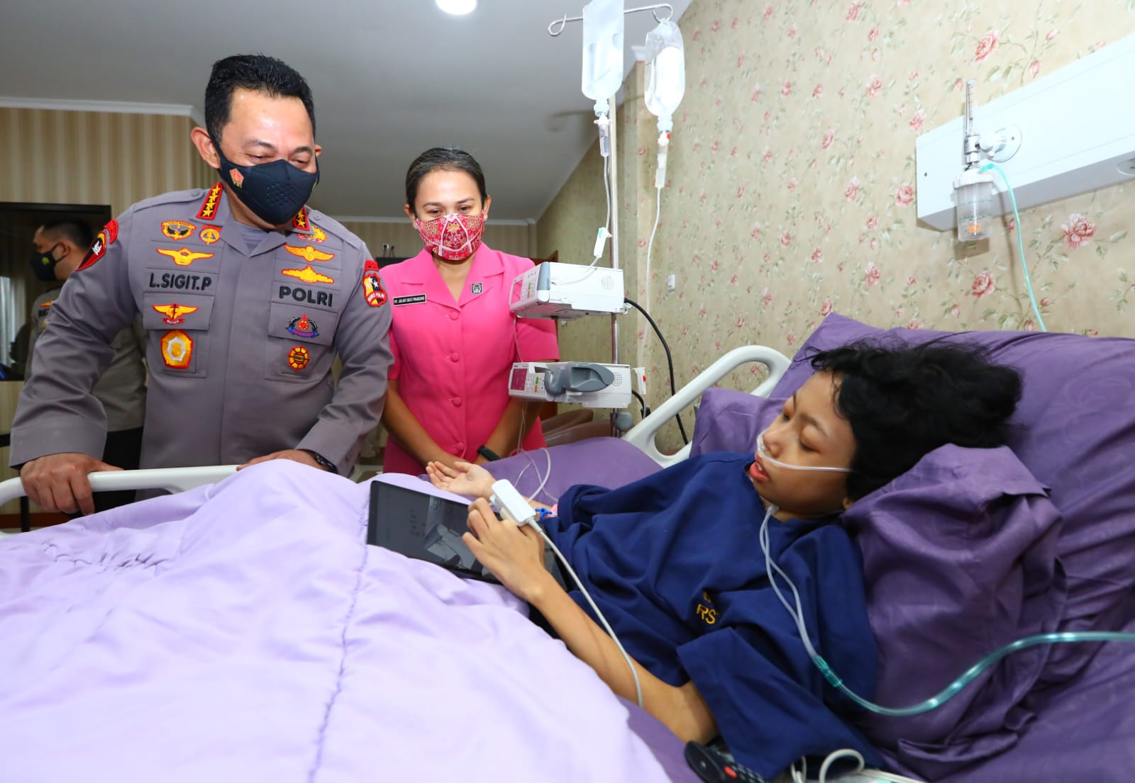 Penuhi janji, Kapolri jenguk Sinta Aulia, anak yang sakit tumor kaki Penuhi janji, Kapolri jenguk Sinta Aulia, anak yang sakit tumor kaki