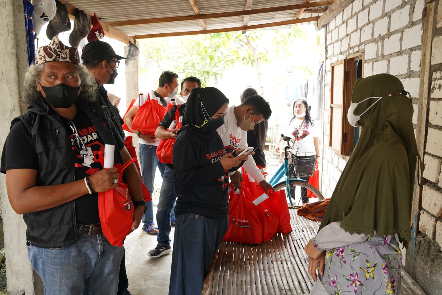 Sahabat Ganjar bergerak, beri sembako di beberapa titik di Indonesia Sahabat Ganjar bergerak, beri sembako di beberapa titik di Indonesia