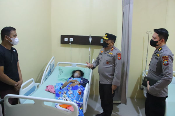 Kapolda Sulut jenguk korban panah wayer yang dirawat di RS Bhayangkara Manado Kapolda Sulut jenguk korban panah wayer yang dirawat di RS Bhayangkara Manado