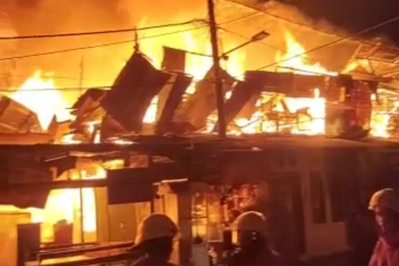 Pemkot Jakbar salurkan bantuan pangan ke korban kebakaran di Duri Kepa Pemkot Jakbar salurkan bantuan pangan ke korban kebakaran di Duri Kepa