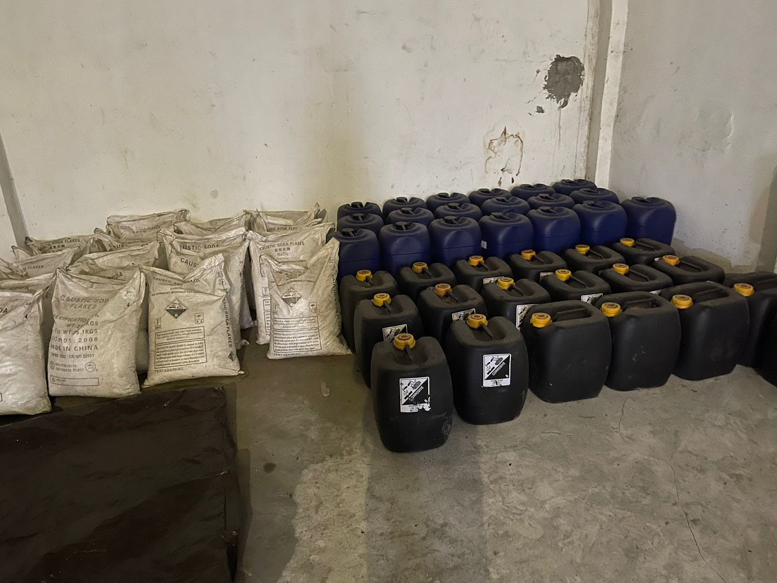 Polda Sulut temukan bahan kimia berbahaya di gudang sebuah perusahaan di Minut Polda Sulut temukan bahan kimia berbahaya di gudang sebuah perusahaan di Minut