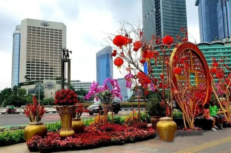 Pemprov DKI hiasi Bundaran HI dengan ornamen khas Imlek