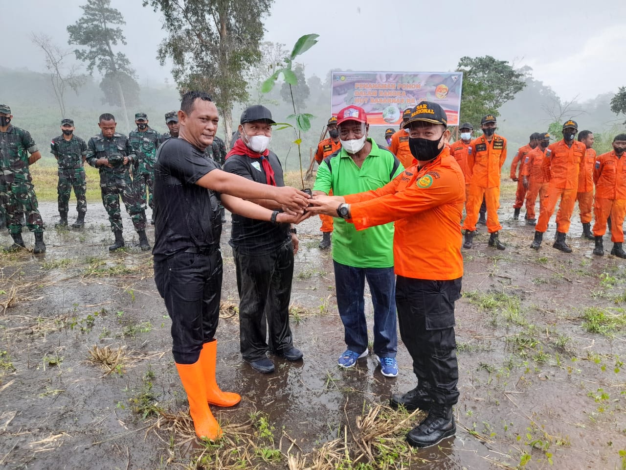 Cegah longsor, Basarnas Jayapura tanam bibit pohon di Cagar Alam Cycloop Cegah longsor, Basarnas Jayapura tanam bibit pohon di Cagar Alam Cycloop