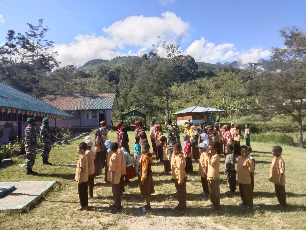 Satgas Kodim Yalimo Yonif RK 751/VJS ajarkan baris berbaris pada generasi muda Papua Satgas Kodim Yalimo Yonif RK 751/VJS ajarkan baris berbaris pada generasi muda Papua