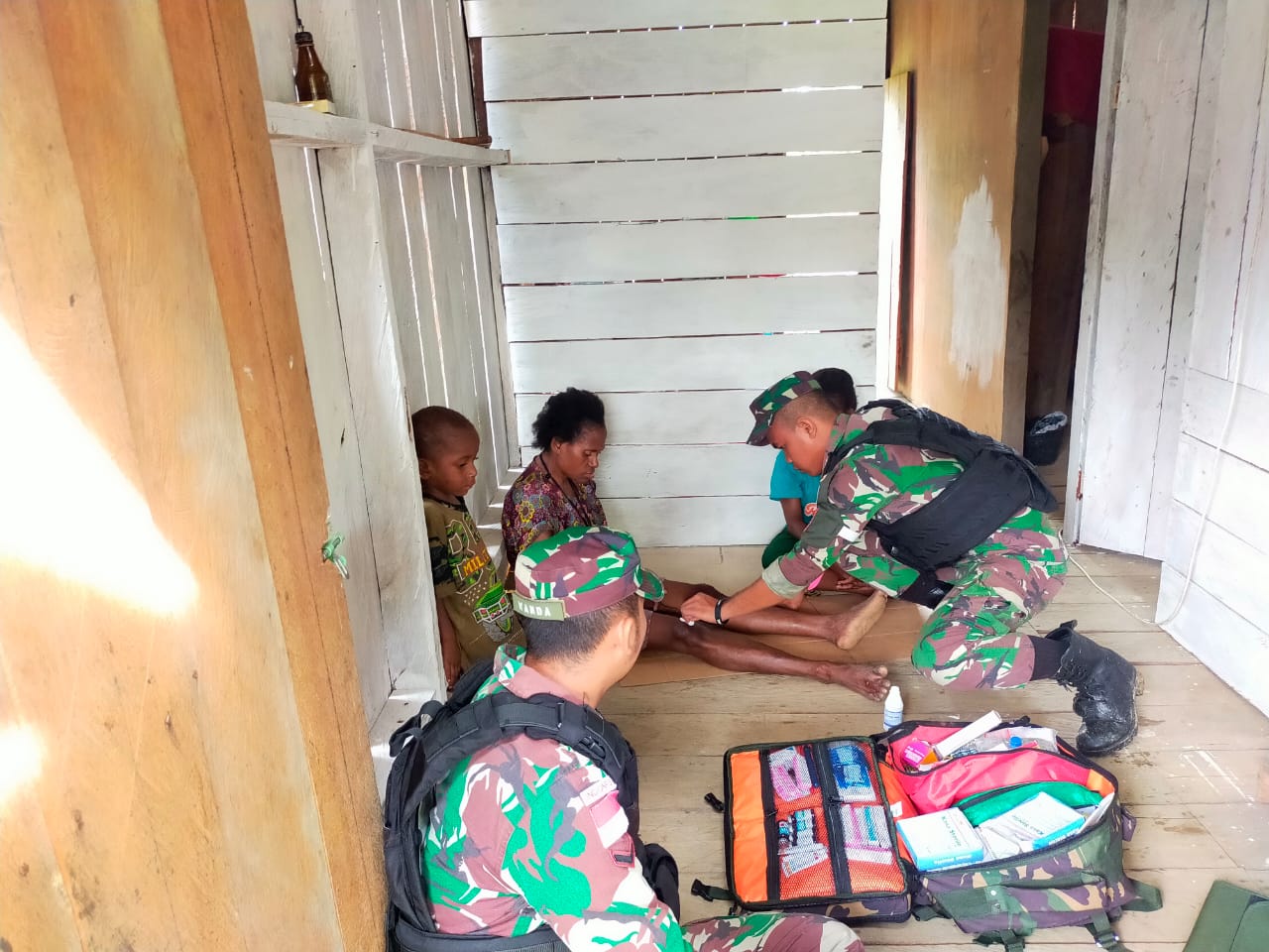  Satgas Yonif 126/KC berikan pelayanan kesehatan door to door kepada warga Papua  Satgas Yonif 126/KC berikan pelayanan kesehatan door to door kepada warga Papua