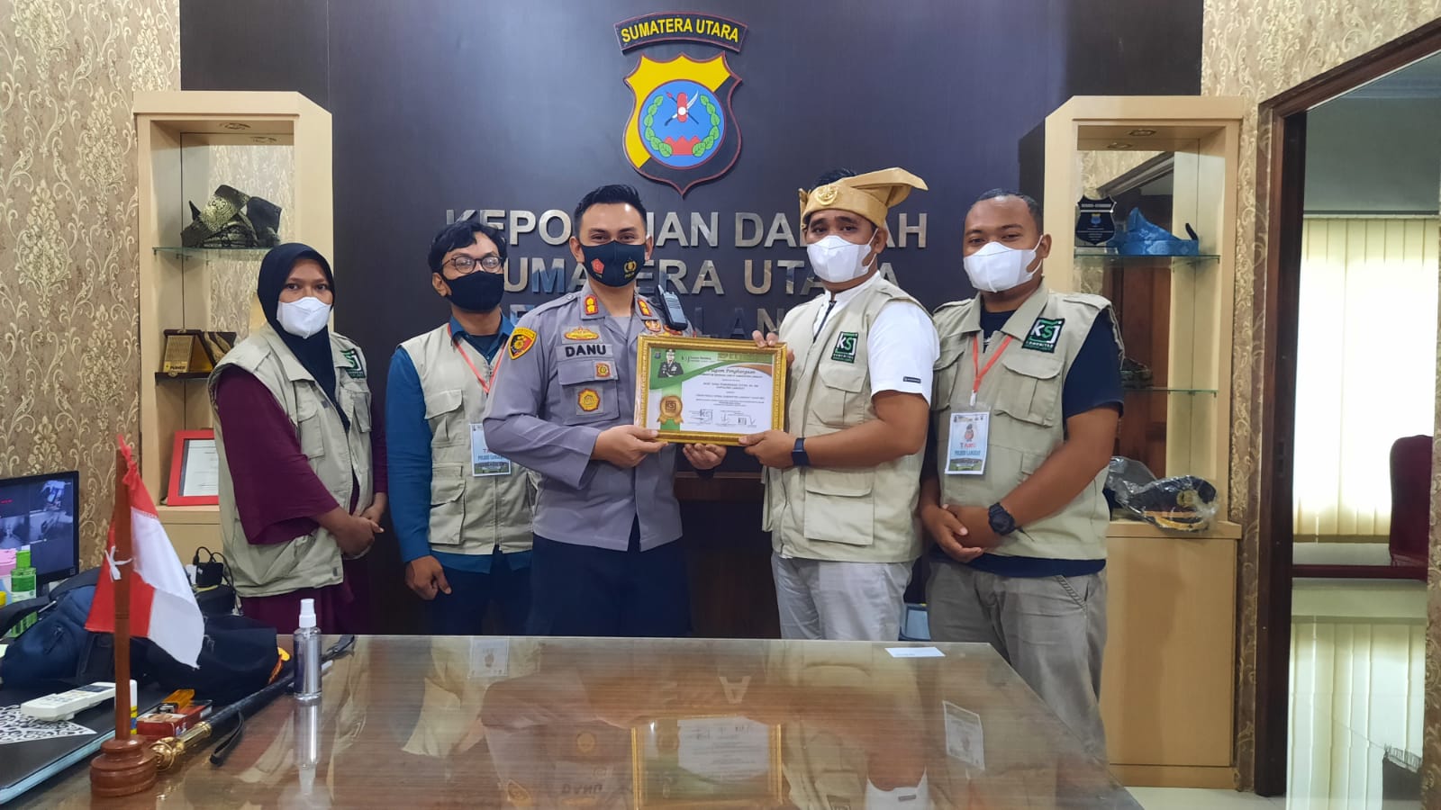 Kapolres Langkat raih penghargaan sebagai tokoh peduli sosial dari KSJ Kapolres Langkat raih penghargaan sebagai tokoh peduli sosial dari KSJ