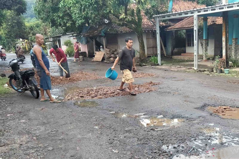 DPRD desak Pemprov Jabar lakukan perbaikan jalan rusak di Cianjur