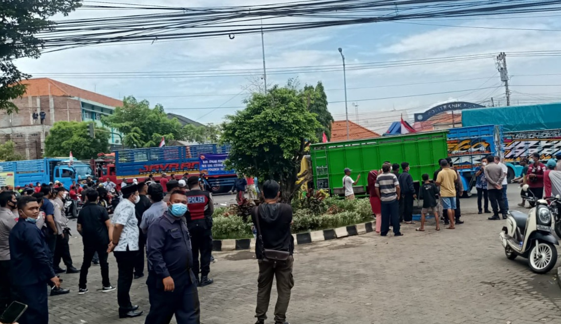 Menolak aturan ODOL, ratusan sopir truk di Kudus gelar demo