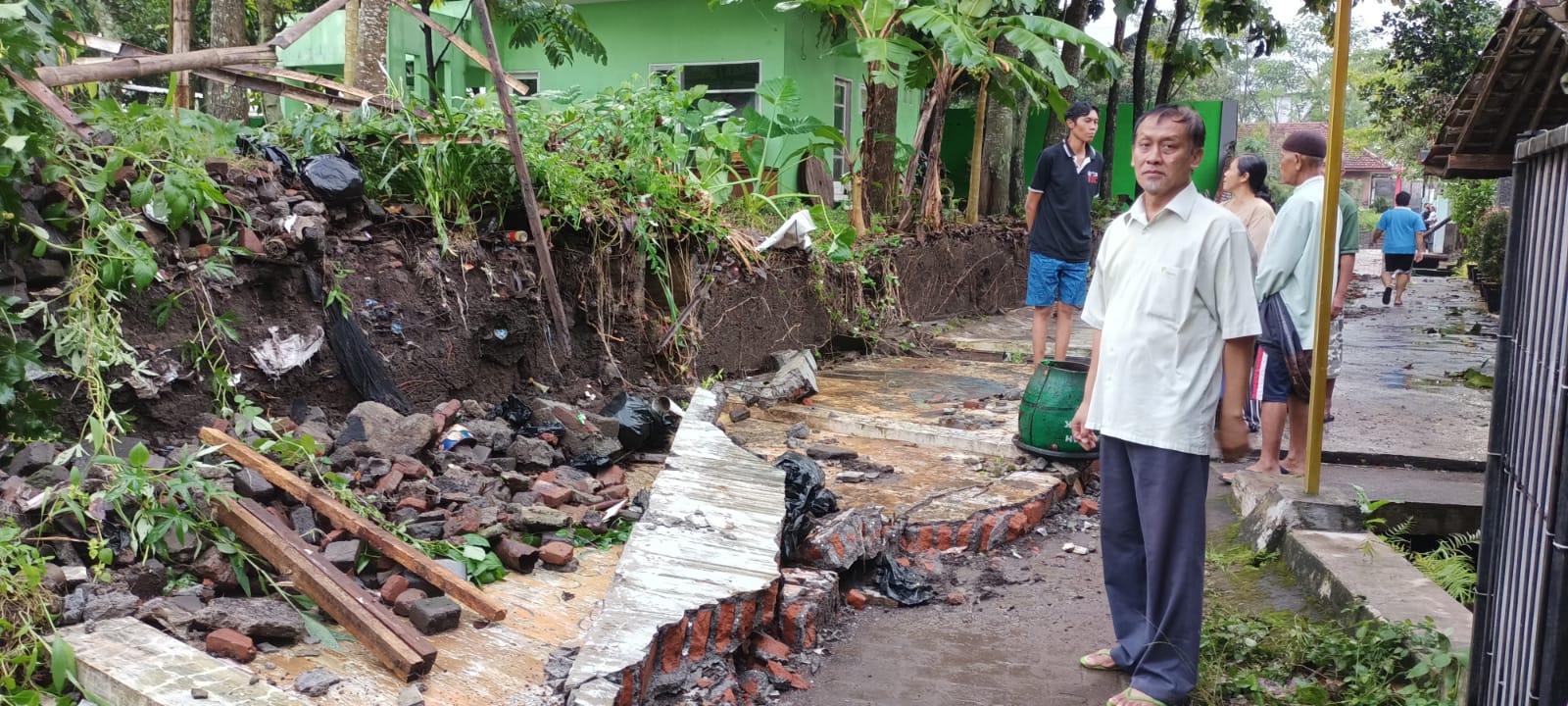 Malang diguyur hujan deras, satu tewas, pohon tumbang dan puluhan rumah rusak 
