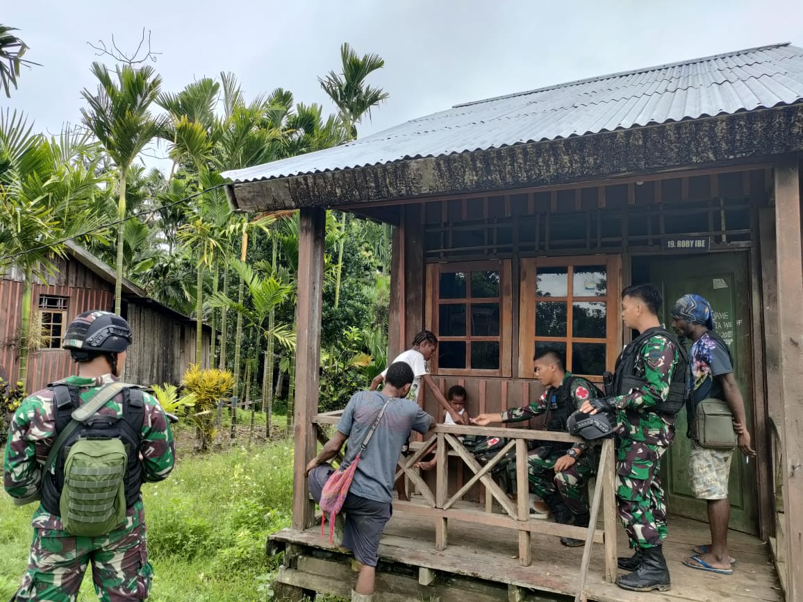 Satgas Yonif 126/KC laksanakan komsos ke rumah warga binaan Satgas Yonif 126/KC laksanakan komsos ke rumah warga binaan