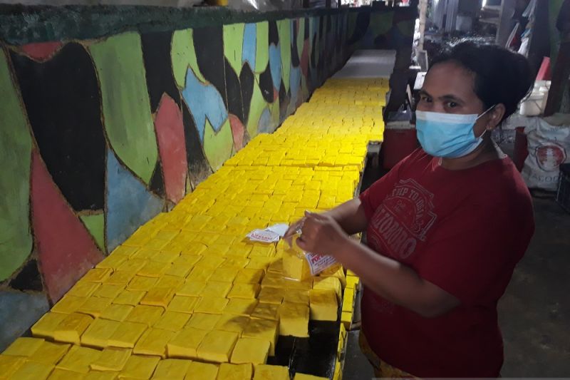 Produsen tahu takwa di Kediri kurangi takaran kedelai Produsen tahu takwa di Kediri kurangi takaran kedelai