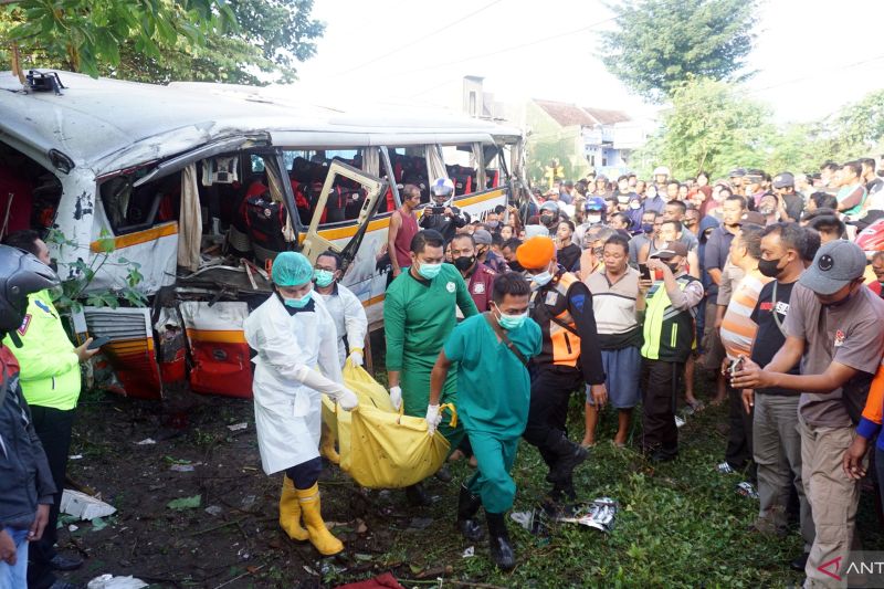 Korban meninggal akibat kecelakaan bus dengan kereta bertambah Korban meninggal akibat kecelakaan bus dengan kereta bertambah