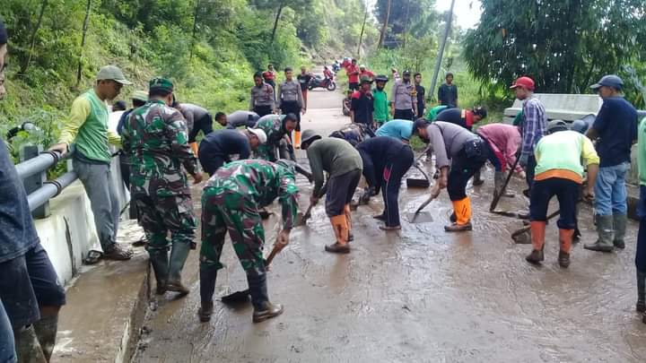 Tim gabungan dibantu warga evakuasi material longsor di lereng Merapi