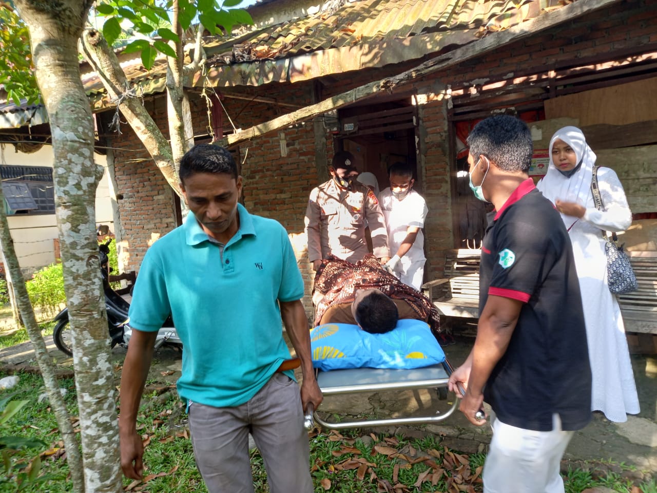 Dinsos Aceh Utara dan PKM Syamtalira Aron bantu rujuk warga sakit ke RSUZA Dinsos Aceh Utara dan PKM Syamtalira Aron bantu rujuk warga sakit ke RSUZA