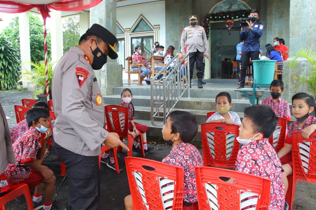 Kapolda Sulut tinjau vaksinasi massal di Mapanget Manado 