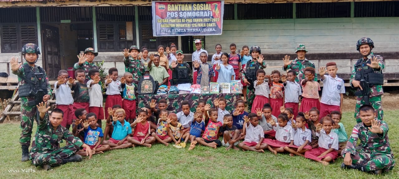 Satgas Yonif 126/KC bagikan perlengkapan sekolah kepada siswa-siswi di perbatasan Satgas Yonif 126/KC bagikan perlengkapan sekolah kepada siswa-siswi di perbatasan