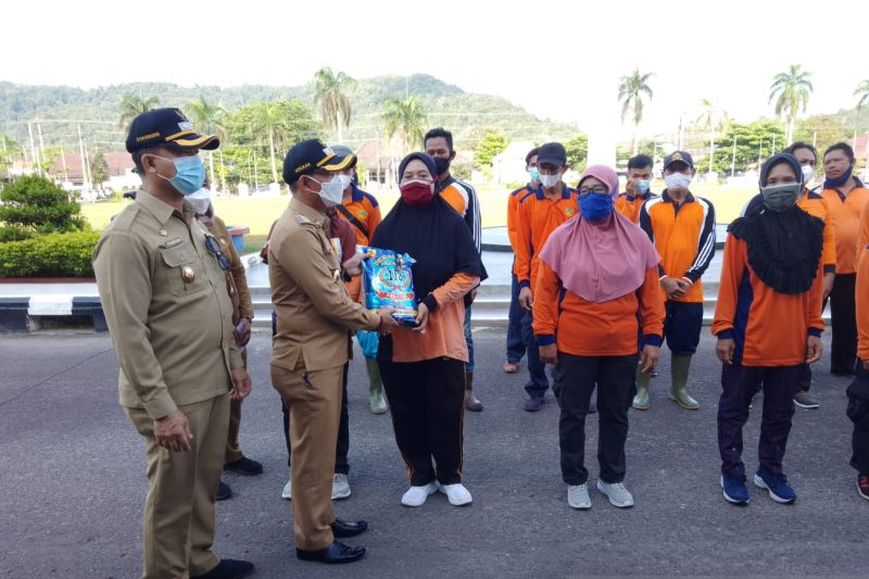 Kabupaten Bangka berikan penghargaan kepada kelompok pengelola sampah Kabupaten Bangka berikan penghargaan kepada kelompok pengelola sampah