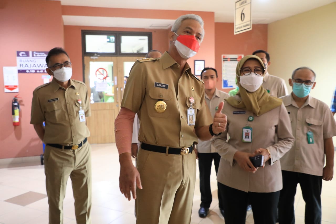 Tulang tangan patah dan masih diperban, Ganjar Pranowo tetap ngantor Tulang tangan patah dan masih diperban, Ganjar Pranowo tetap ngantor