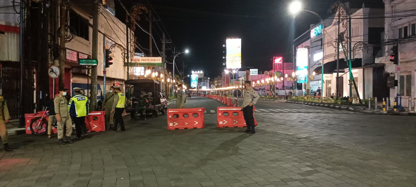 Jadi pusat kerumunan, Pemkot Malang matikan lampu hias di Kayutangan