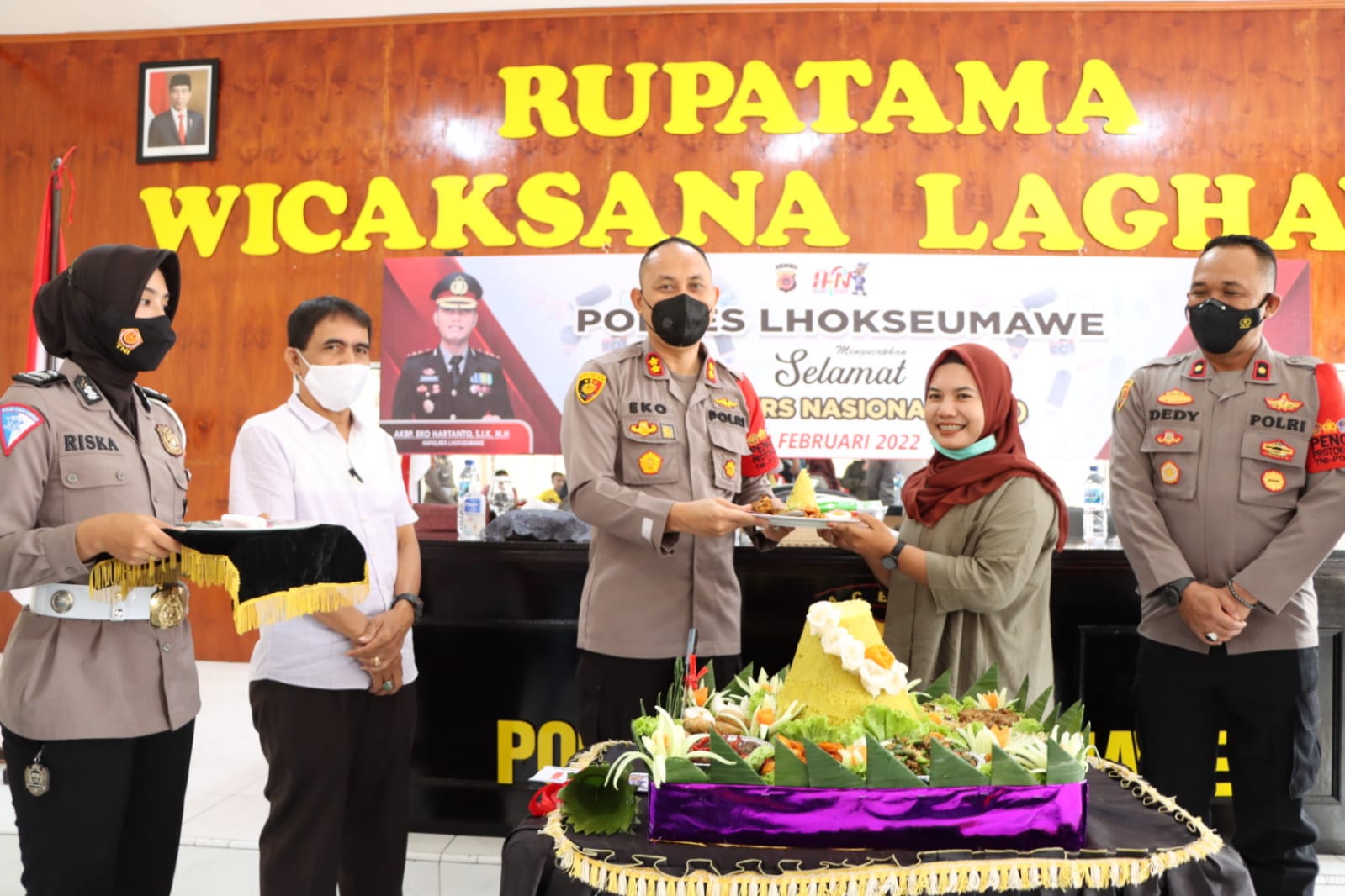 Hari Pers Nasional, Kapolres Lhokseumawe potong tumpeng dan berikan penghargaan kepada wartawan Hari Pers Nasional, Kapolres Lhokseumawe potong tumpeng dan berikan penghargaan kepada wartawan
