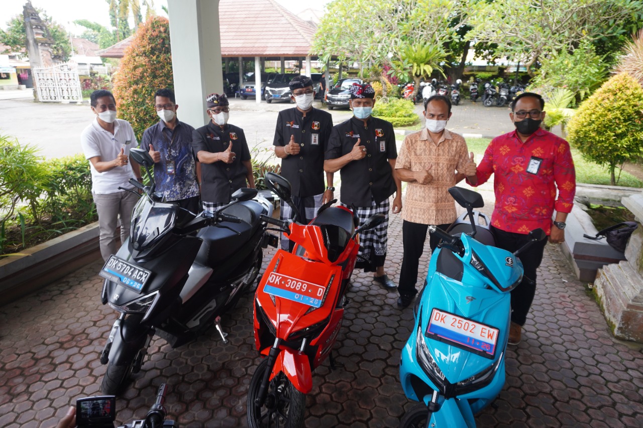 PLN pinjamkan 35 motor listrik untuk operasional pecalang di Bali PLN pinjamkan 35 motor listrik untuk operasional pecalang di Bali
