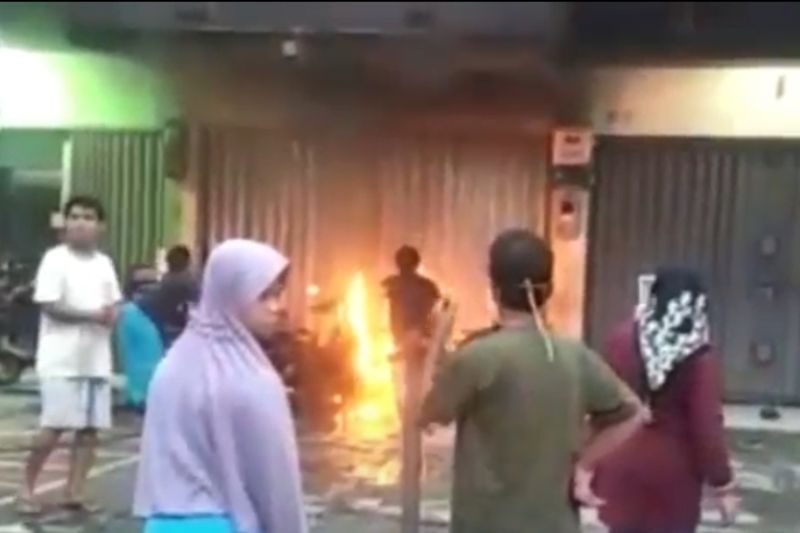 Pria diduga ODGJ bakar dua sepeda motor di Rawamangun Pria diduga ODGJ bakar dua sepeda motor di Rawamangun