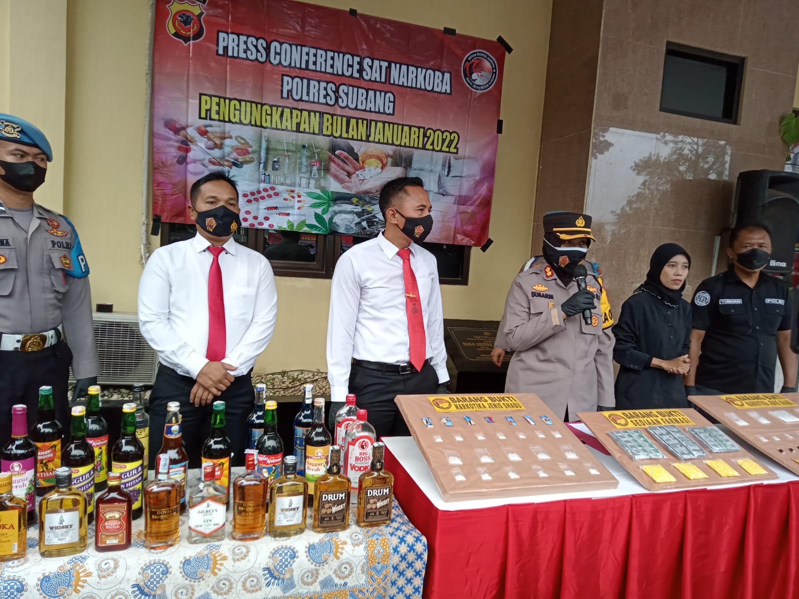 Satu orang IRT dan dua orang sekuriti diamankan dalam kasus miras dan narkoba