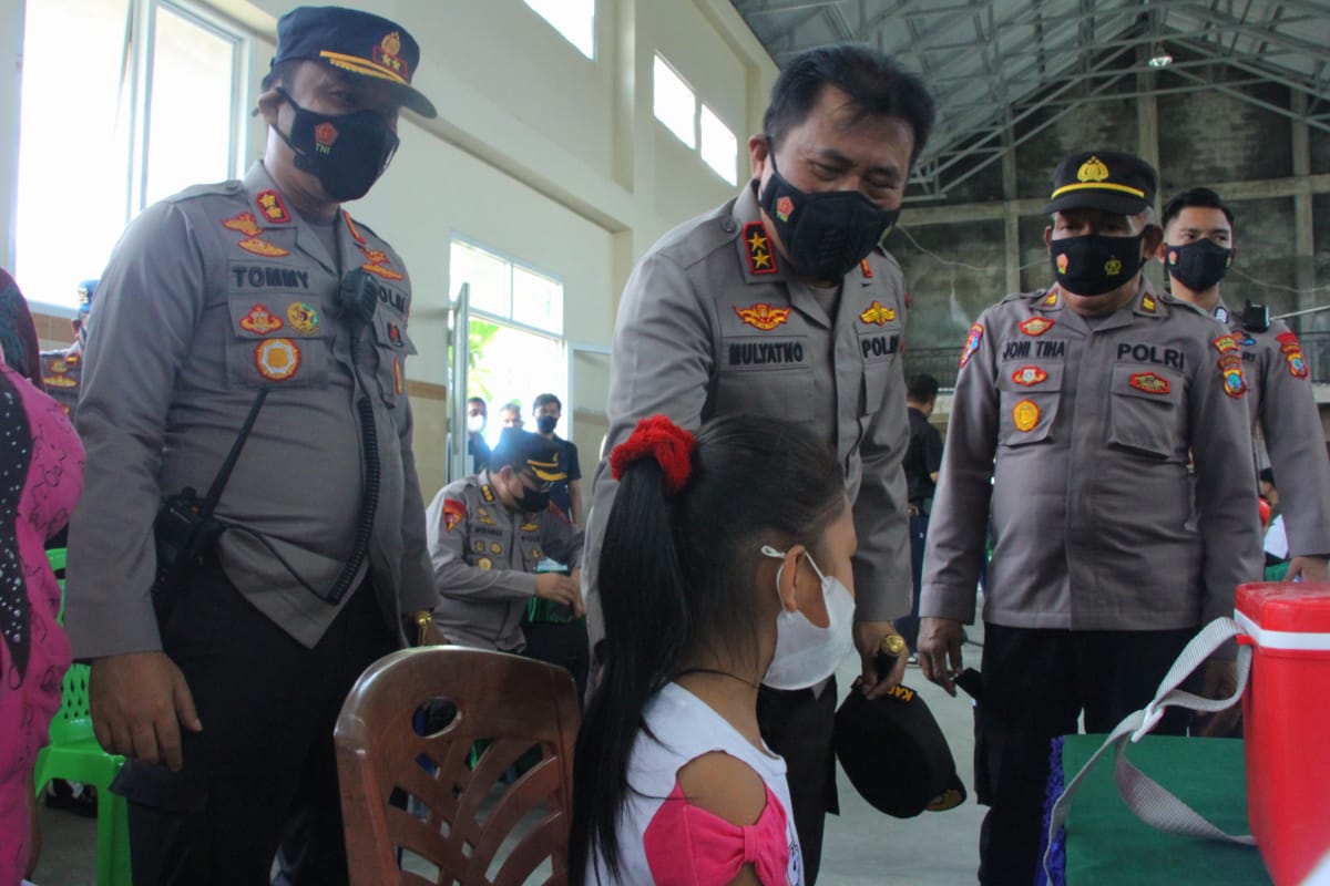 Kapolda Sulut tinjau vaksinasi massal di Minahasa, apresiasi tingginya antusiasme warga Kapolda Sulut tinjau vaksinasi massal di Minahasa, apresiasi tingginya antusiasme warga