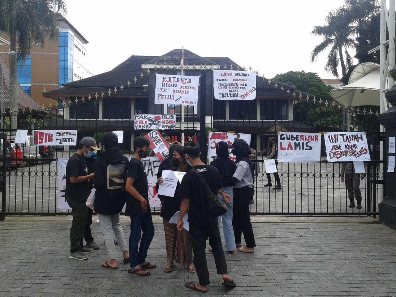 Mahasiswa gelar aksi simpati Wadas di DPRD Salatiga Mahasiswa gelar aksi simpati Wadas di DPRD Salatiga