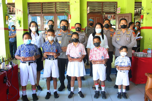 Kapolda Sulut tinjau vaksinasi massal di Singkil Manado Kapolda Sulut tinjau vaksinasi massal di Singkil Manado