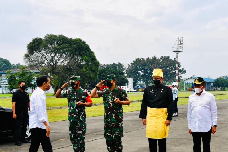 Presiden Joko Widodo tinjau Kampung Jeruk di Karo Sumut Presiden Joko Widodo tinjau Kampung Jeruk di Karo Sumut