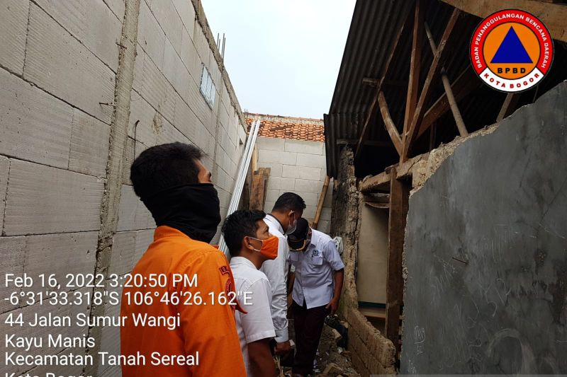 Dua rumah ambruk akibat angin kencang di Kota Bogor