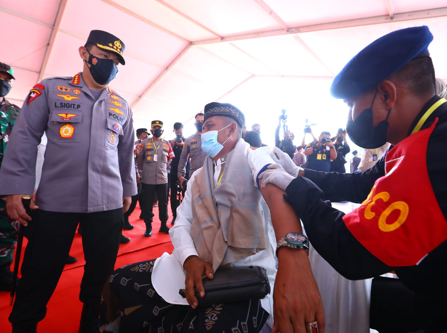Tinjau vaksinasi di Aceh, Kapolri minta Forkopimda cegah peningkatan positivity rate Tinjau vaksinasi di Aceh, Kapolri minta Forkopimda cegah peningkatan positivity rate