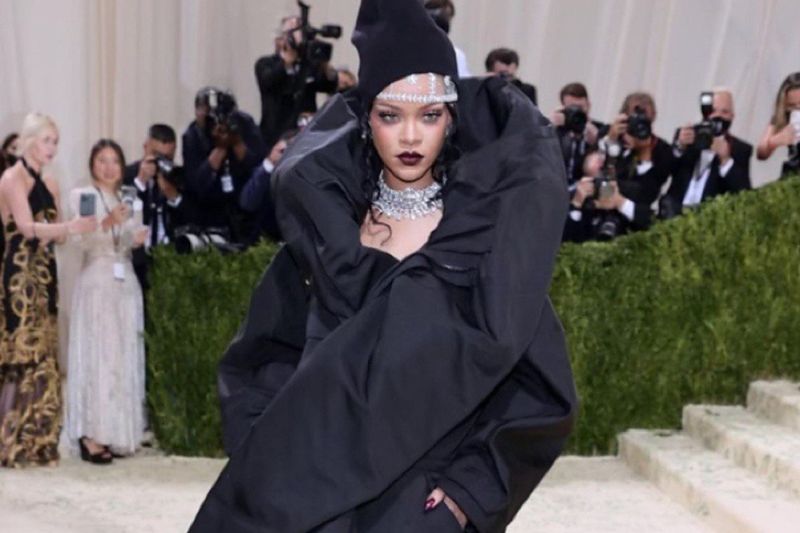 Rihanna kejutkan pelanggan dengan hadiri pembukaan Savage X Fenty Rihanna kejutkan pelanggan dengan hadiri pembukaan Savage X Fenty