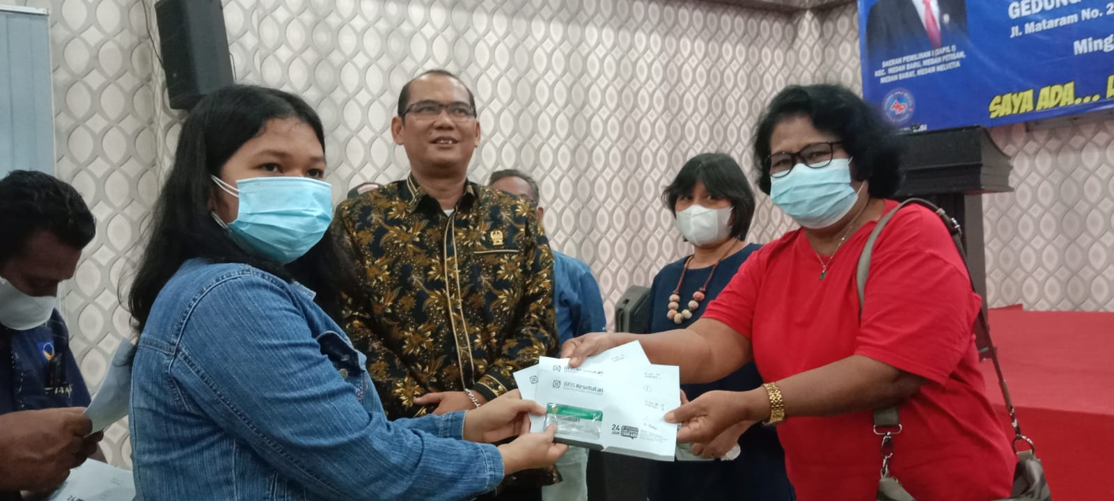 Legislator Medan bagikan Kartu BPJS Kesehatan gratis kepada 469 KK Legislator Medan bagikan Kartu BPJS Kesehatan gratis kepada 469 KK