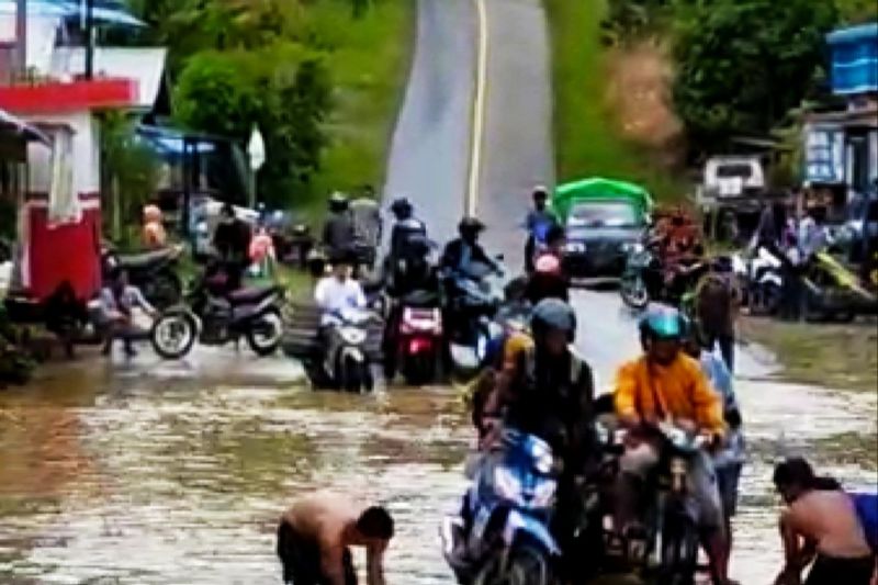 Banjir di Kapuas Hulu akibatkan lalu lintas ke Pontianak terganggu Banjir di Kapuas Hulu akibatkan lalu lintas ke Pontianak terganggu