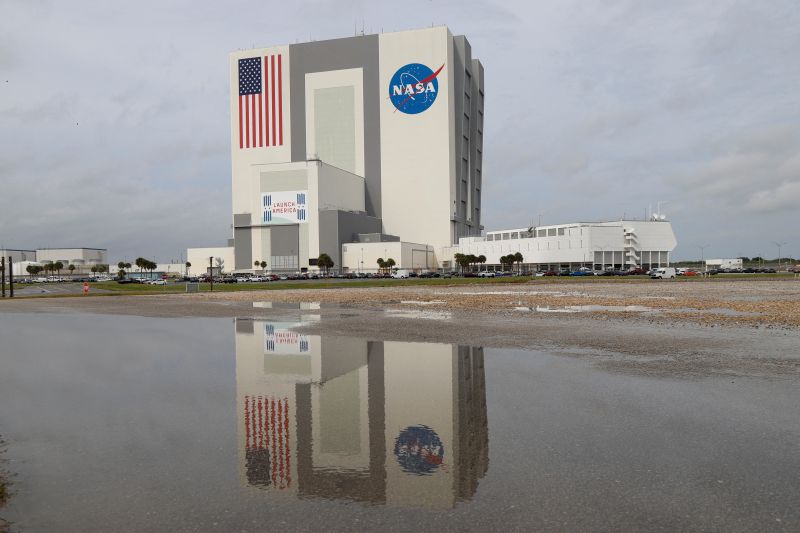 NASA tunda peluncuran roket ke bulan NASA tunda peluncuran roket ke bulan