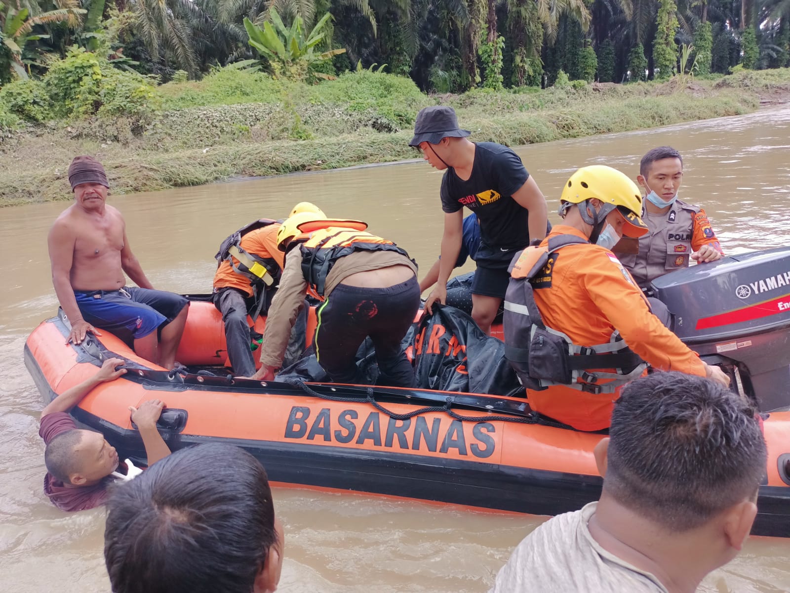 Minibus masuk sungai saat melintasi jembatan, 1 selamat, 4 meninggal dunia Minibus masuk sungai saat melintasi jembatan, 1 selamat, 4 meninggal dunia