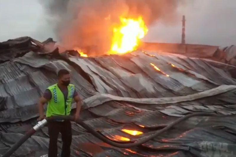 Petugas padamkan api yang kembali muncul di puing bangunan yang terbakar di Pati Petugas padamkan api yang kembali muncul di puing bangunan yang terbakar di Pati