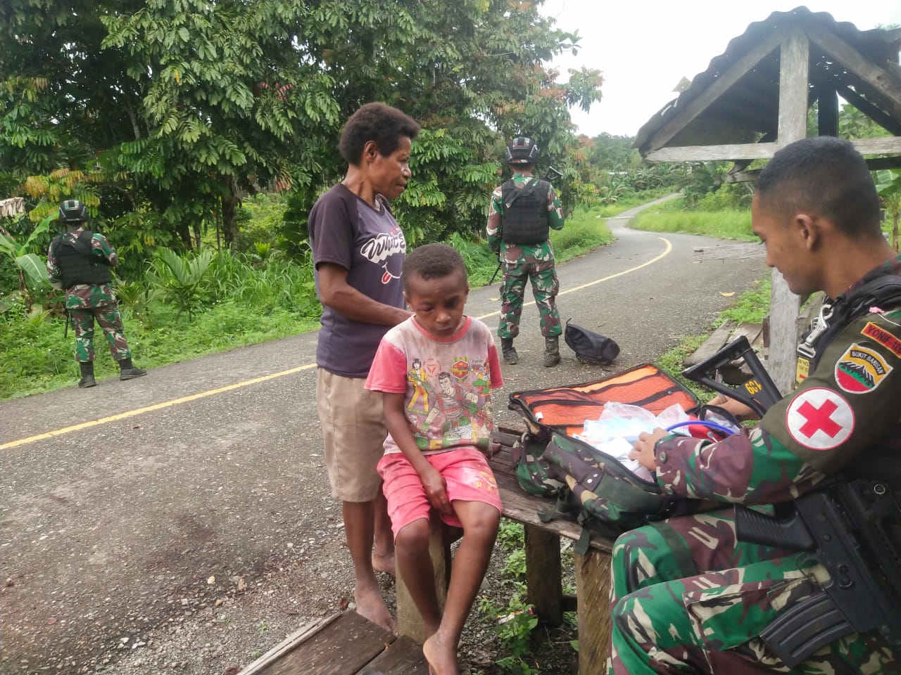 Berikan pelayanan kesehatan, Satgas Yonif 126/KC obati anak di perbatasan Papua Berikan pelayanan kesehatan, Satgas Yonif 126/KC obati anak di perbatasan Papua