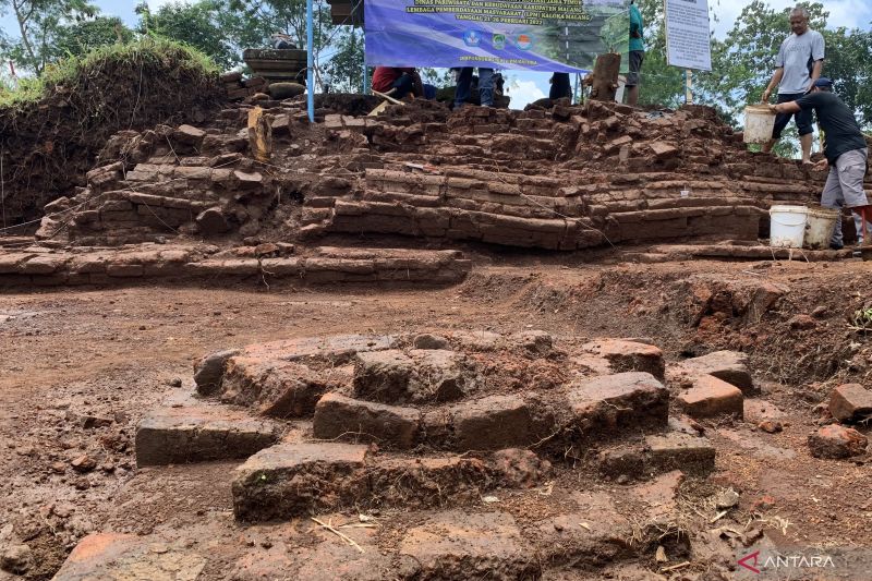 Arkeolog memperkirakan Situs Srigading dulu merupakan kompleks candi Arkeolog memperkirakan Situs Srigading dulu merupakan kompleks candi