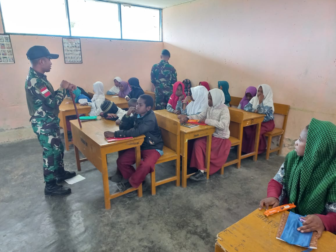 Tanamkan cinta tanah air, Satgas TNI beri materi wawasan kebangsaan pada pelajar Tanamkan cinta tanah air, Satgas TNI beri materi wawasan kebangsaan pada pelajar