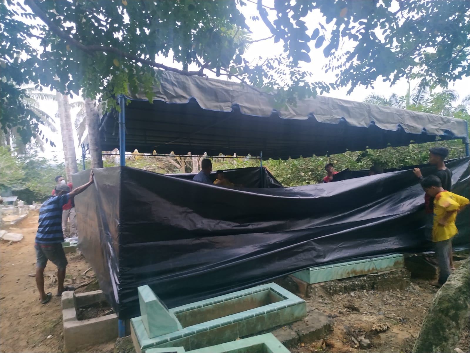 Polda Sumut bongkar 2 kuburan penghungi kerangkeng milik Bupati Langkat Polda Sumut bongkar 2 kuburan penghungi kerangkeng milik Bupati Langkat