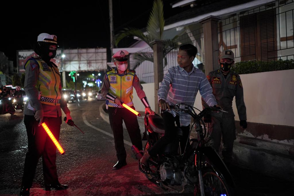 Polres Lhokseumawe bersama tim gabungan jaring puluhan sepeda motor berknalpot brong Polres Lhokseumawe bersama tim gabungan jaring puluhan sepeda motor berknalpot brong