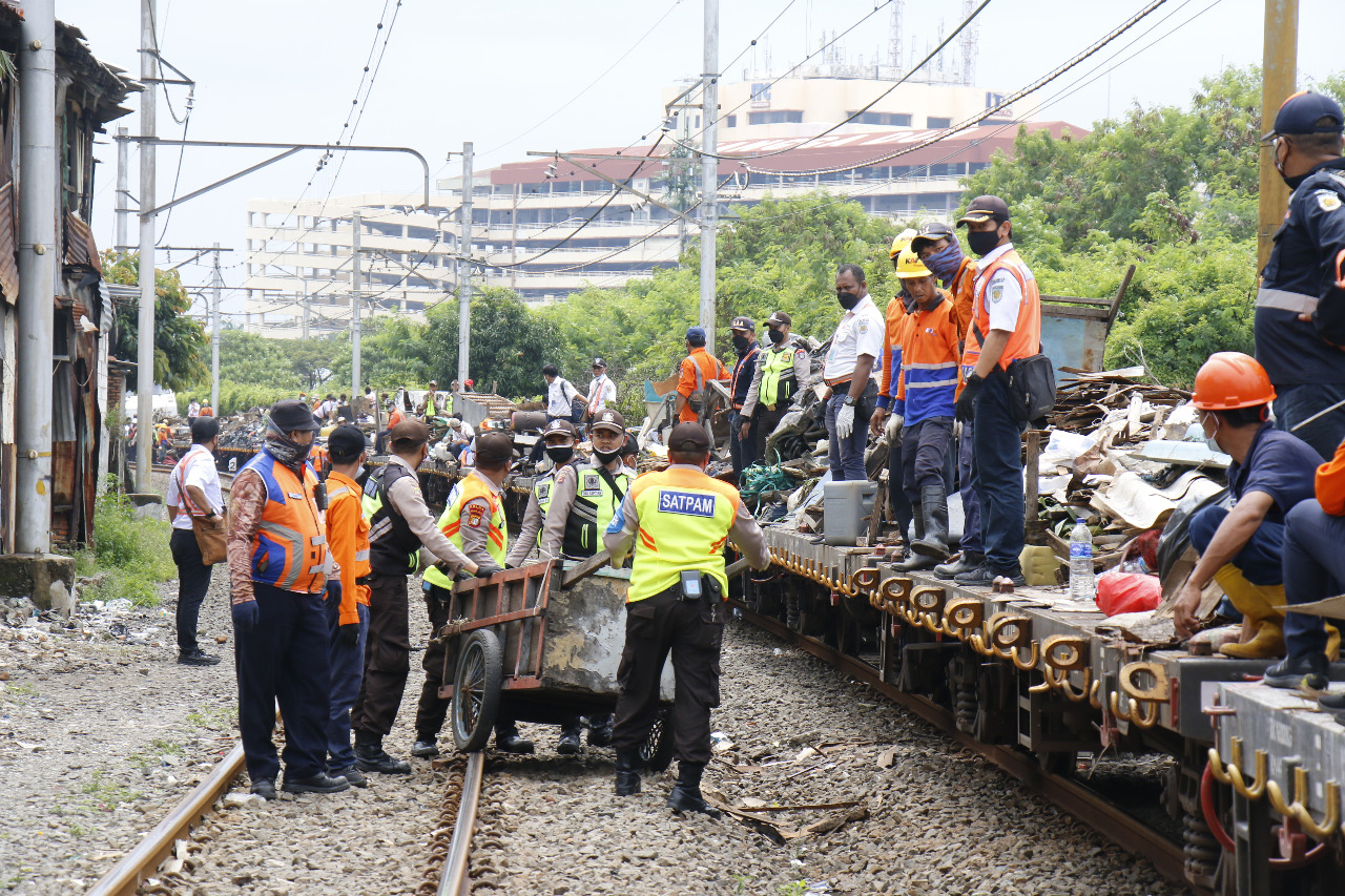 PT KAI Daop 1 Jakarta tertibkan 137 bangunan liar di lintas Stasiun Angke-Kampung Bandan PT KAI Daop 1 Jakarta tertibkan 137 bangunan liar di lintas Stasiun Angke-Kampung Bandan