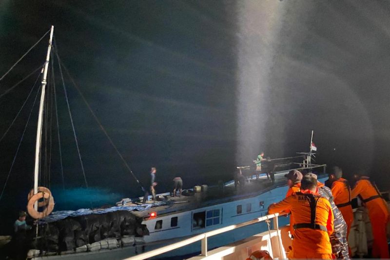 Delapan korban kapal mati mesin di perairan Sulteng dievakuasi tim SAR Delapan korban kapal mati mesin di perairan Sulteng dievakuasi tim SAR