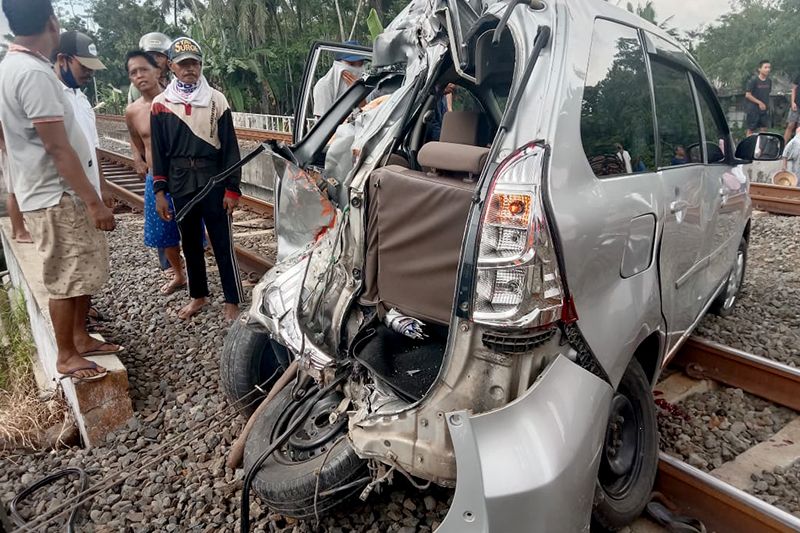 Sebuah mobil tertabrak KA Bangunkarta di Banyumas Sebuah mobil tertabrak KA Bangunkarta di Banyumas
